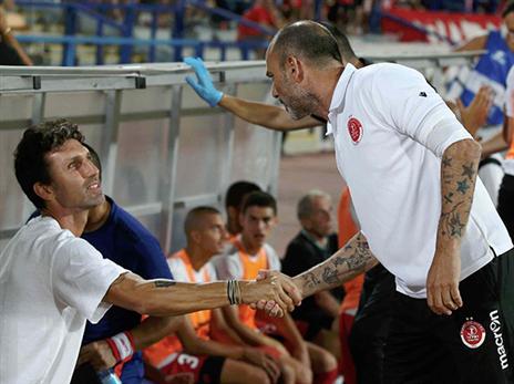 לפני המשחק היו חיוכים. איווניר ובנאדו (אלן שיבר)