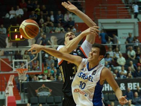 פניני מול מוזגוב. משחק הגנה משופר של הנבחרת (צילום: איגוד הכדורסל)