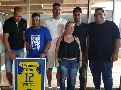 הצהובים לא שוכחים את מני לוי (באדיבות ארכיון המשפחה)