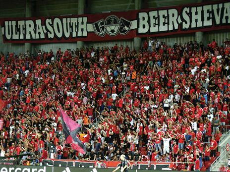 לקראת המשחק האיצטדיון כבר היה מלא, והאווירה מחשמלת (אלן שיבר)