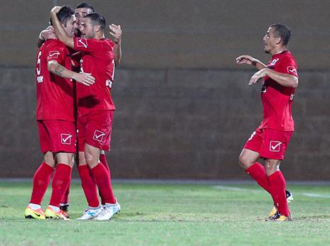 סכנין חוגגת. פתיחה ברגל ימין (צילום: אנצ'ו גוש)