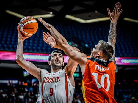 תייס עוצר את שרמאדיני. ההגנה הגרמנית נתנה את הטון (FIBA)