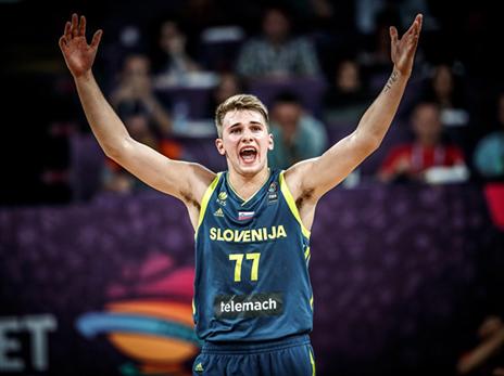 לא להאמין שהוא רק בן 18. דונצ'יץ' (FIBA)