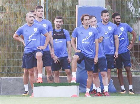 דוידזאדה (מימין). למרות הכאבים, סיים אימון מלא (דני מרון)