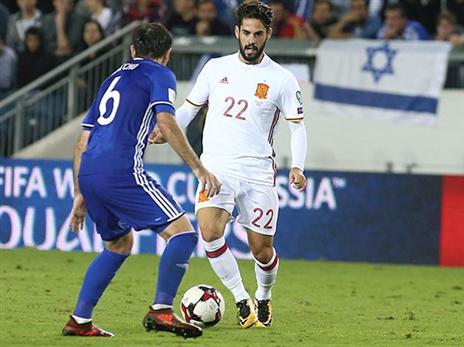 האוהד רץ לעברו, אך לא היה סכין. איסקו (אלן שיבר)