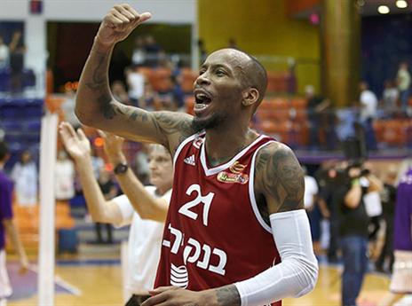 חוזר לסגל. קינזי (מנהלת הליגה)