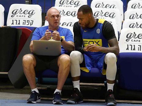 ספאחיה עם תומאס. "אנחנו פה כדי לנצח" (אלן שיבר)