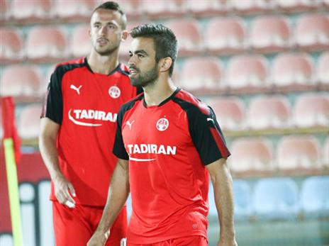 במרכז ההגנה. ויטור (דני מרון)