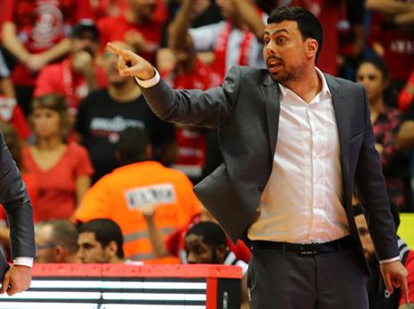 המאמן הראשי החדש. מודי מאור (אלן שיבר)