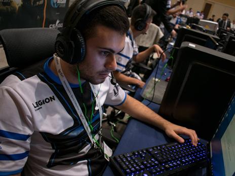 לידור אלמסי מתחרה ב-CSGO. צילום: 4DV.