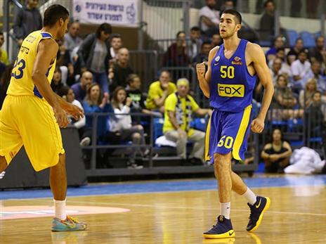 זוסמן מרוצה. מכבי ת"א סימנה עוד ניצחון קל (צילום: מנהלת הליגה)