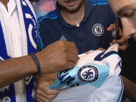 חותם לאוהדים. "מאושר מאני פוגש אותם"