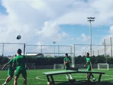 בוזגלו פנה לנגר במיוחד. השולחן המפורסם (מתוך אינסטגרם)