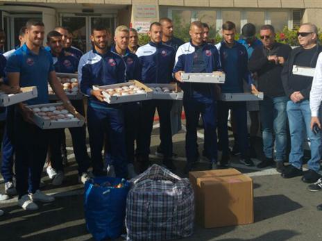 שחקני הפועל חיפה בביקור בביה"ח (צילום: האתר הרשמי)