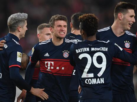 שחקני באיירן מריחים את האליפות (getty)