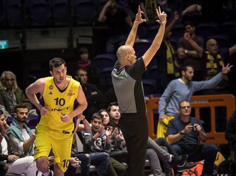 פניני אחרי צליפה מדויקת. חולון חולמת על גביע (צילום: מנהלת הליגה)