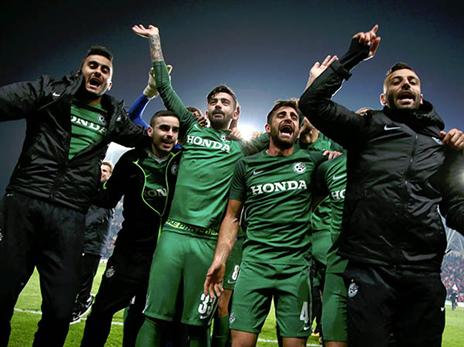 שחקני חיפה חוגגים. צורם (אלן שיבר)