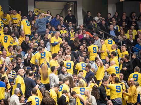 האוהדים עם מחווה יפה גם למיקי ברקוביץ' (צילום: עודד קרני)