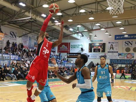 בנקס. מתרגל לתפקיד החדש (פרנסיסקו די סטסיו, מנהלת הליגה)