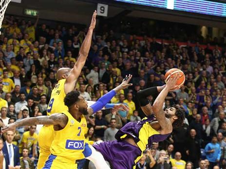 רייס מנצח את מכבי ת"א. אבא שלו תקף (צילום: אלן שיבר)