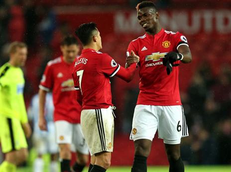 פוגבה עם סאנצ'ס. "מרבה נכסים, מרבה דאגה" (getty)