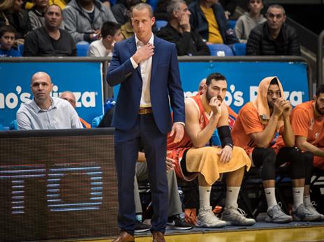 ראשל"צ תאלץ לבצע צעד לא רצוי? ברנר על הספסל (צילום: מנהלת הליגה)