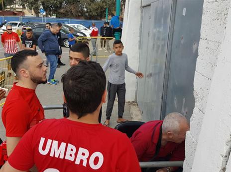 אוהדי הפועל ת"א מלינים על היחס מצד המאבטחים
