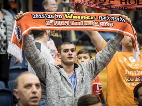 גם הקהל הכתום צבע את בית מכבי (מנהלת)