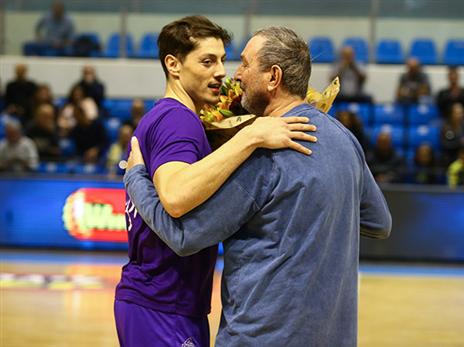 יפתח זיו זכה לטקס מהאקסית לפני השריקה (צילום: מנהלת הליגה)