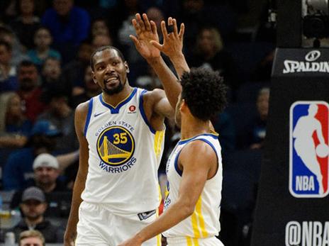 קוק מקבל הערכה מחבריו לקבוצה (getty)