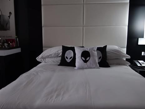 מיטה ממותגת Alienware.