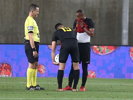 בן זקן מניח את הכדור. הייתה אי הבנה" (אלן שיבר)