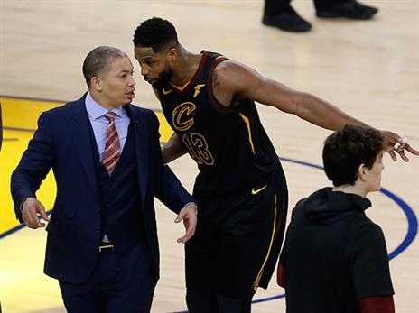 טריסטן תומפסון וטיירון לו בהתייעצות (צילום: getty)