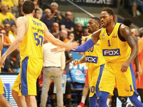 תומאס בלט מעל כולם בצהוב (צילום: אלן שיבר)