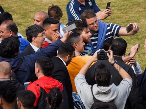 הילדים בנו על הסלפי (getty)