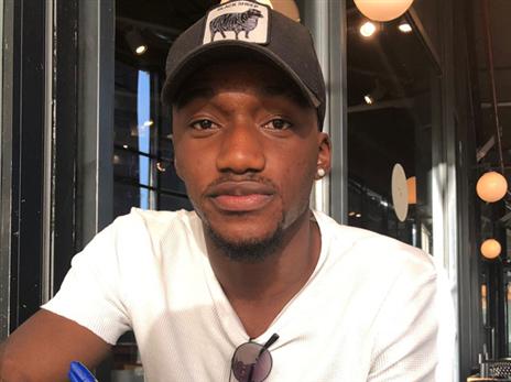 פרינס במעמד החתימה