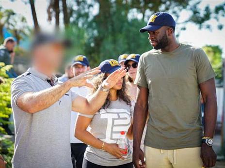 גרין מבלה עם אנשי הימ"מ (באדיבות דוברות המשטרה)