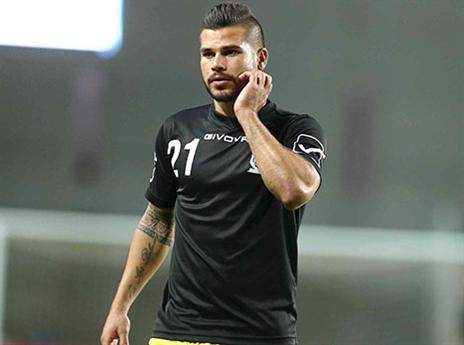 לא ממהר להסכים להצעה. מויאל