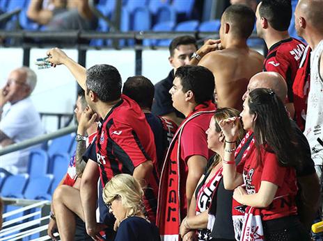 אוהדי הפועל חיפה נופפו בשטרות אל עבר בן בסט (אלן שיבר)