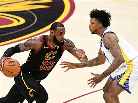 יאנג (מימין) שומר על לברון ג'יימס (getty)