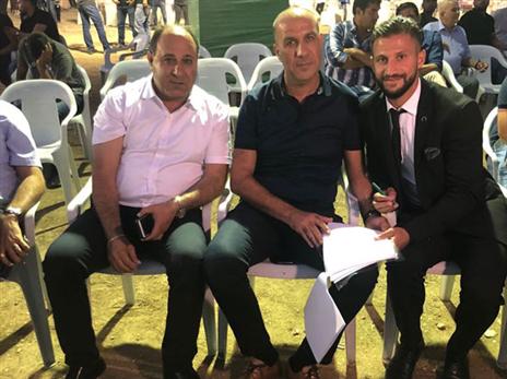 יקבל את החולצה מספר 10. גאדיר במעמד החתימה (בני סכנין)