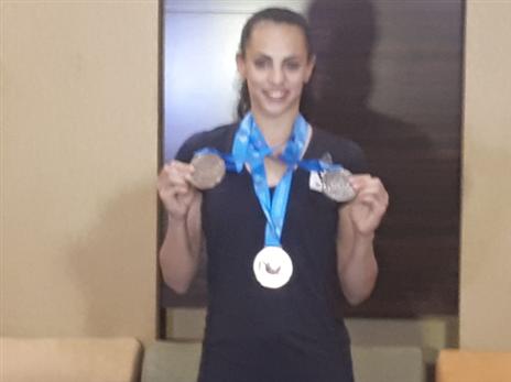 מציגה את המדליות לראווה