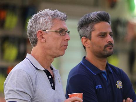 גולדהאר צפה באימון יחד עם ברק יצחקי (צילום: האתר הרשמי של מכבי תל אביב)