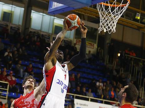 אמארה הענק בדרך לסל של הספרדים (פיב"א)