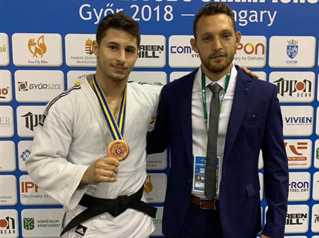 גם לו יש מדליה. מנגד (באדיבות איגוד הג'ודו)