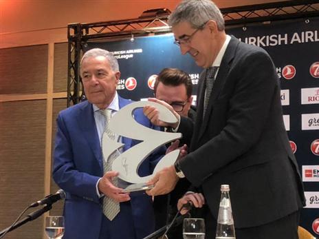 שמעון מזרחי מקבל את התואר מברתומאו