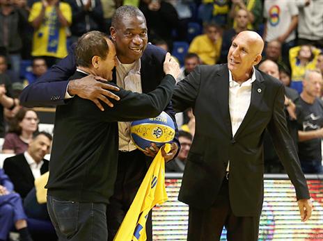 דיקמבה מוטומבו, אגדת ה-NBA, נהנה מהצגה מרשימה של מכבי (אלן שיבר)