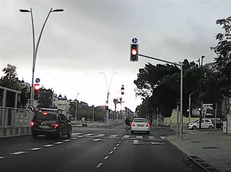 על פי נתוני עמותת אור ירוק המבוססים על נתוני הלמ"ס, כ-10 אלפים בני אדם נפגעו בתאונות דרכים בצמתים בשנת 2017, מהם 76 הרוגים (צילום וידאו: עמותת אור ירוק)