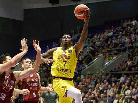 הסתבך בבעיית עבירות. ג'ונס (אלן שיבר)