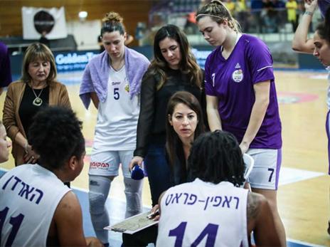 בכורה מוצלחת לשירה העליון (עודד קרני, באדיבות מנהלת ליגת העל לנשים בכדורסל)